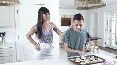 Let Me Make Sure That Cookie Gets Some Icing Stepmom - S1:E5