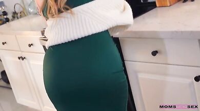Stepmom Is Wet For Santa - S22:E10