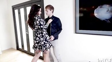 Stepson fills up stepmoms tight muff the way she likes