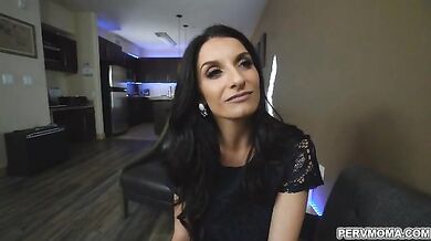 Silvia swirls her tongue around stepsons cock