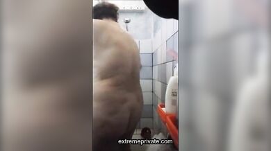 56yo stepmom enjoys water jets on her pussy