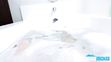 Stepmom my hands injured but my third hand still works